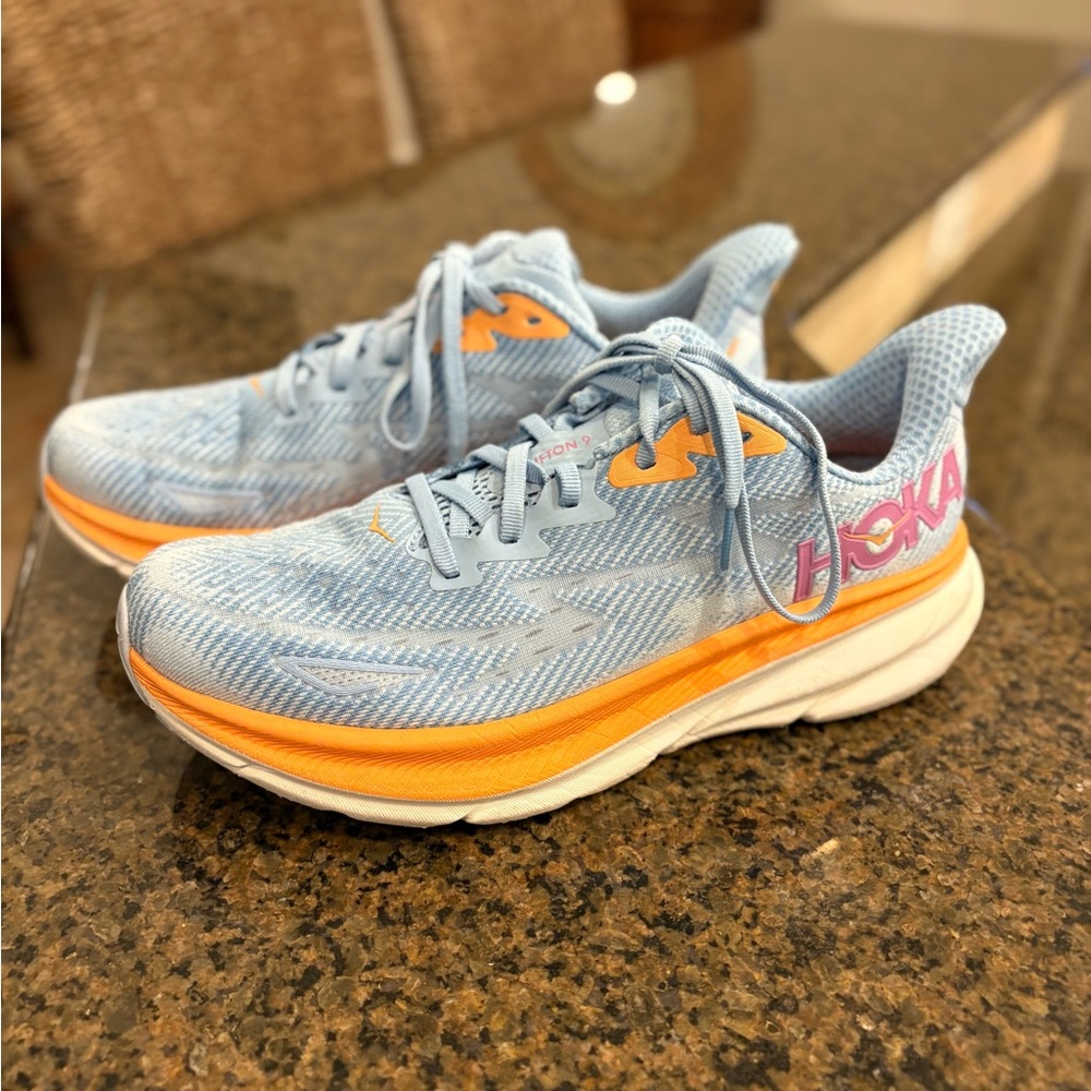 Hoka One One Clifton 9 Women’s size 9 Airy blue Athletic Shoes. Like new!